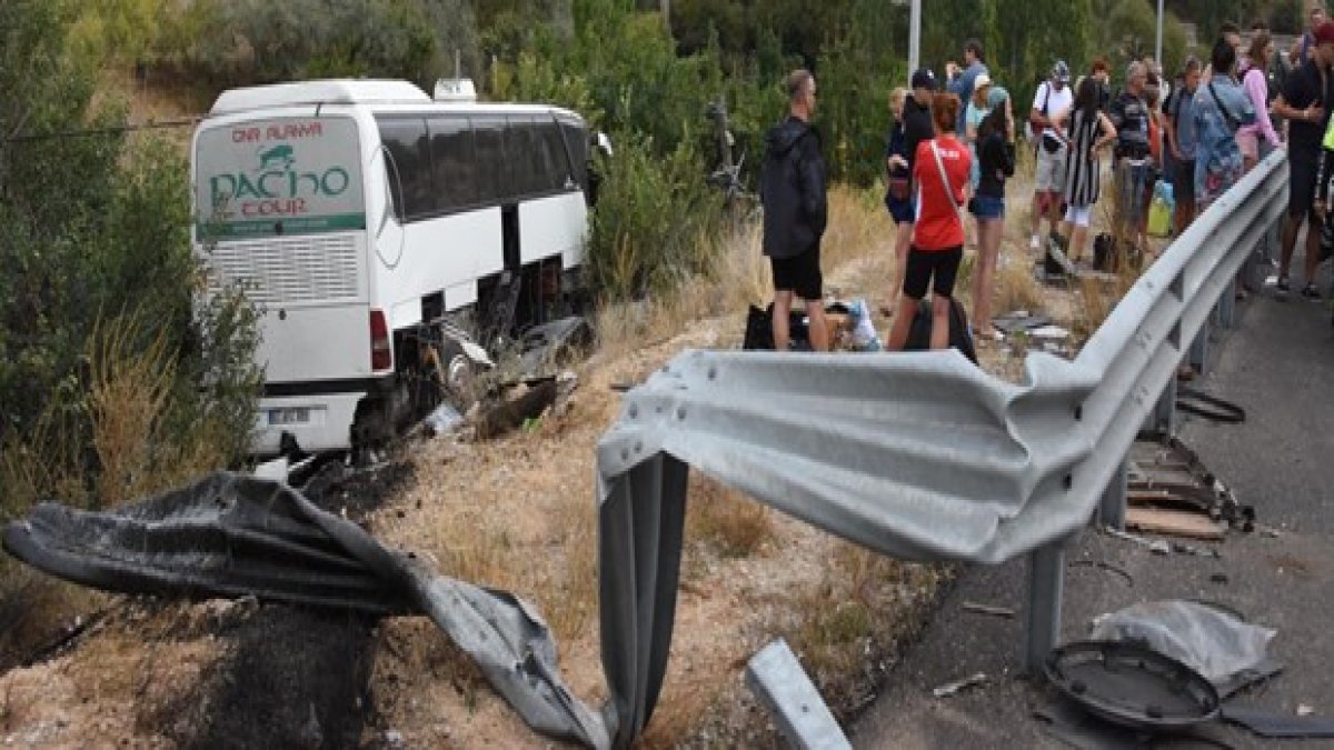 Konya'da korkunç kaza! Turistleri taşıyan otobüs şarampole devrildi