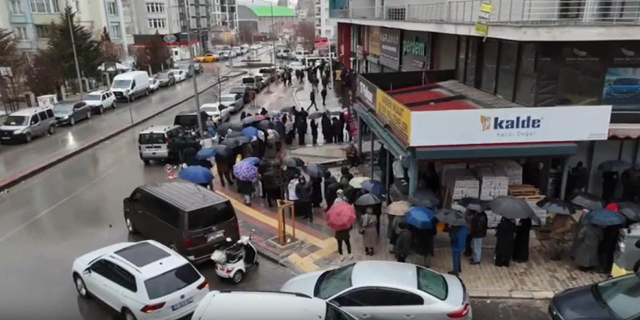 Ucuz et için güneş doğmadan yağmur altında bin kişi sıraya gidi