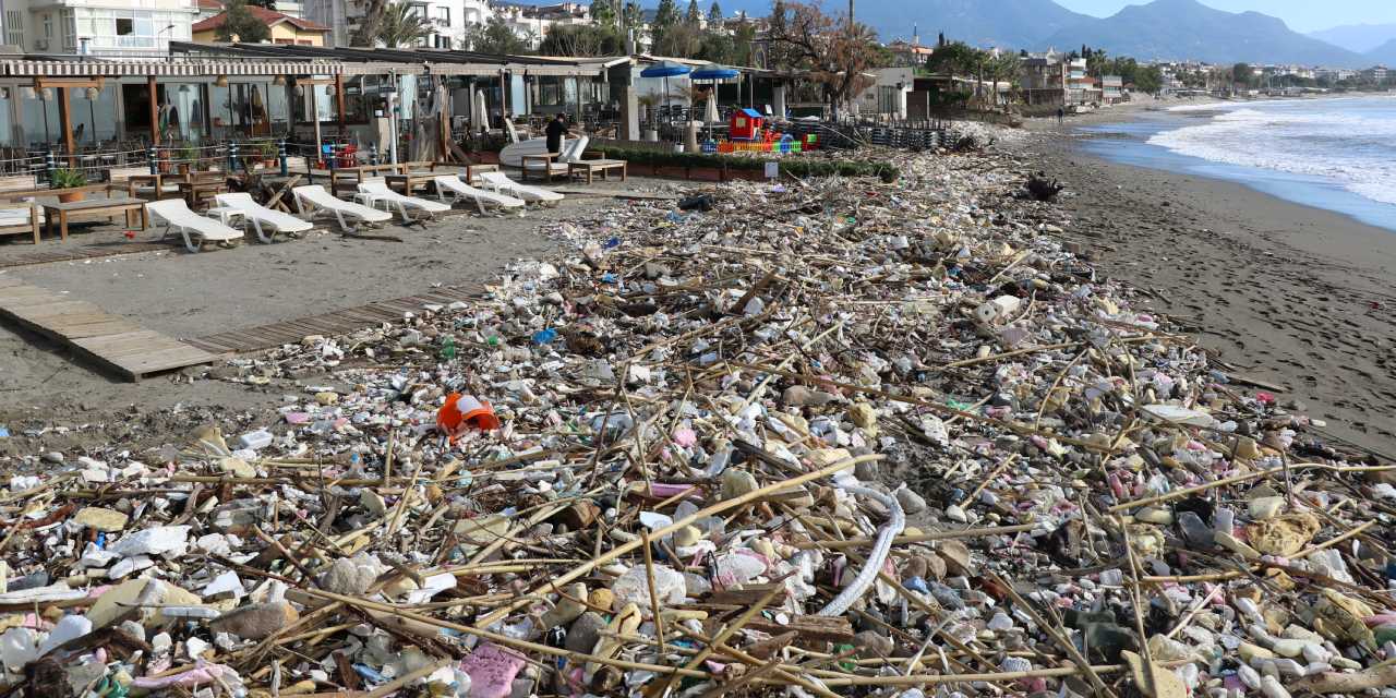 Alanya sahilleri çöple kaplandı