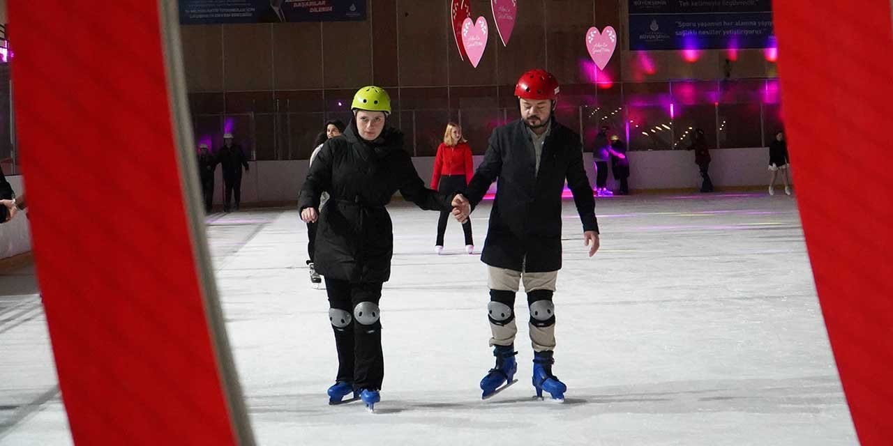 14 Şubat Sevgililer Günü'nü buz pistinde paten yaparak kutladılar