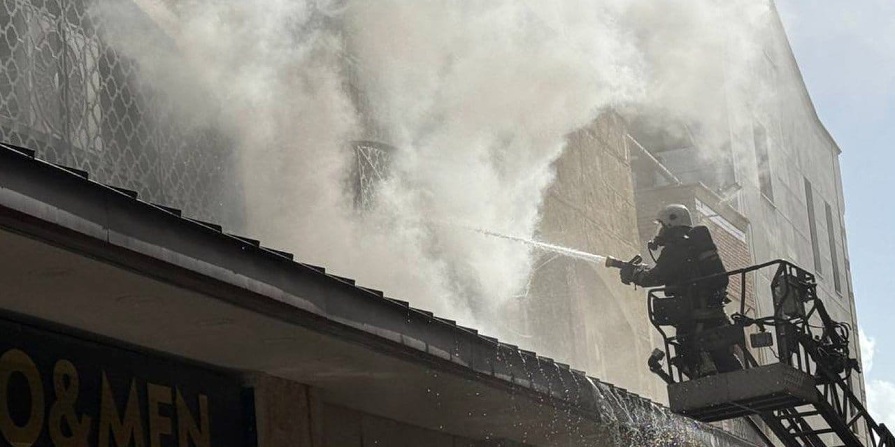 AVM'de yangın paniği! Esnaf malını kurtarmak için alevlerle yarıştı