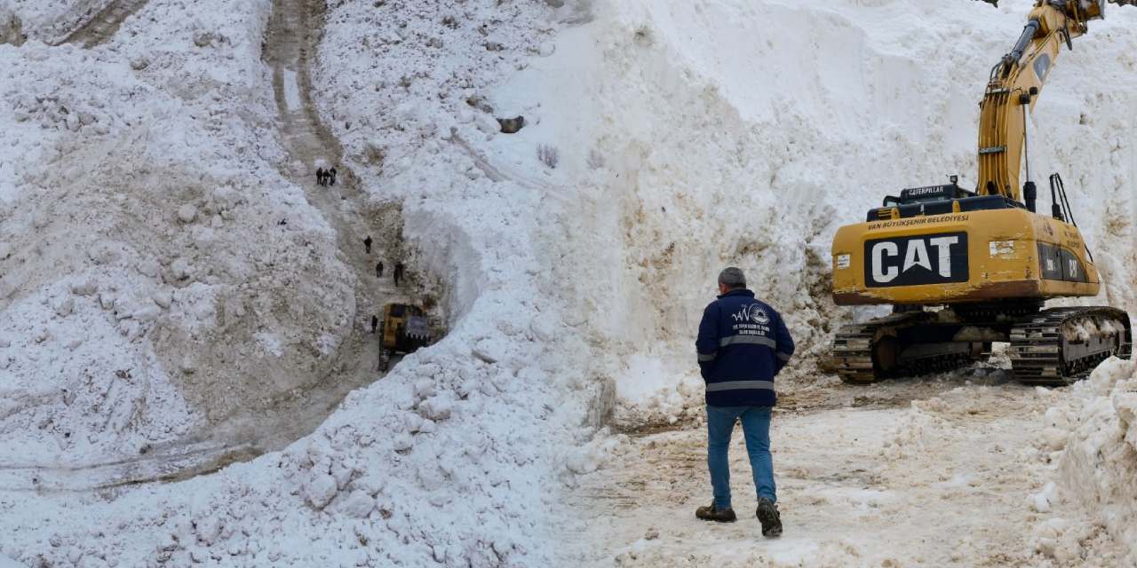 Çığın kapattığı yol 13 günün ardından ulaşıma açıldı!