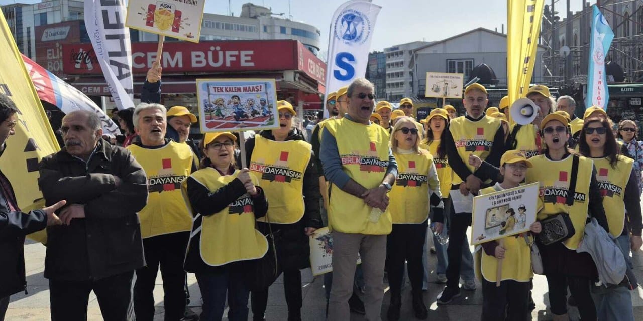 Sağlık çalışanlarından yeni yönetmeliğe tepki! Kadıköy'den haykırdılar