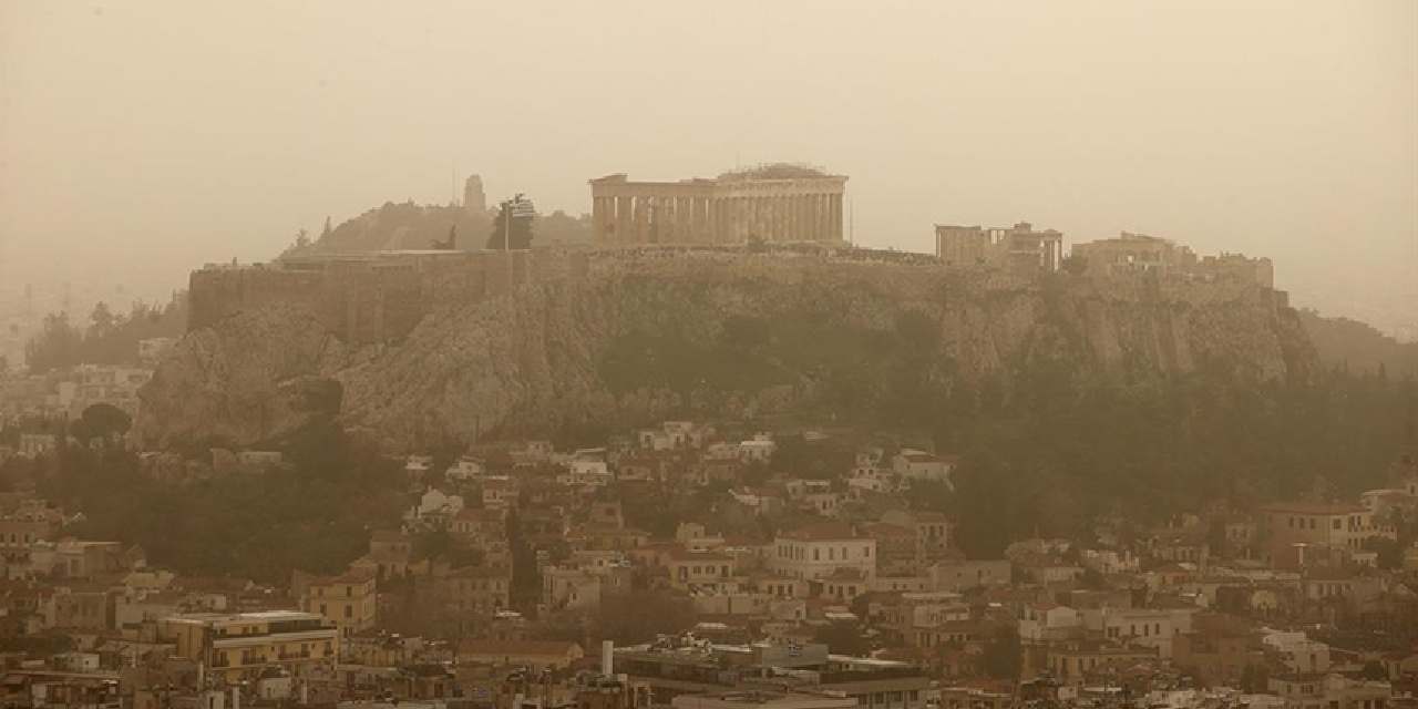 Afrika'dan geldi: Yunanistan’ı sarıya boyadı