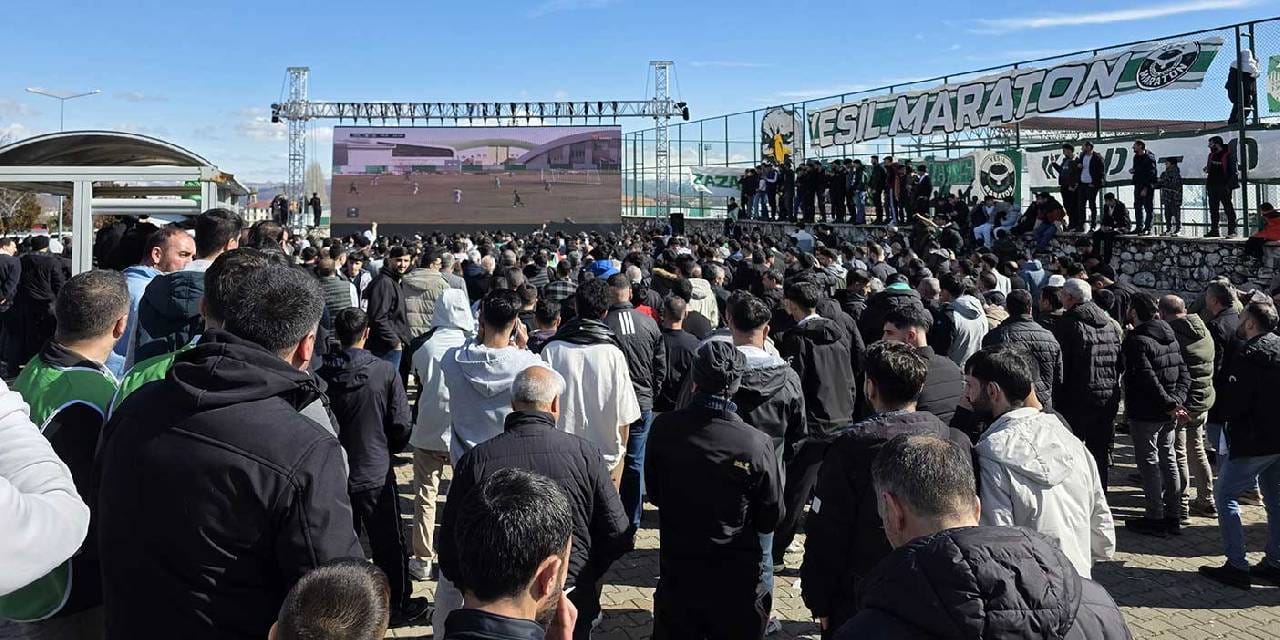 Liderin seyirci cezalı maçını binlerce kişi izledi