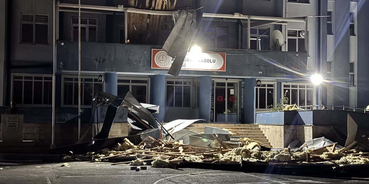 Şiddetli rüzgar okulun çatısını uçurdu!
