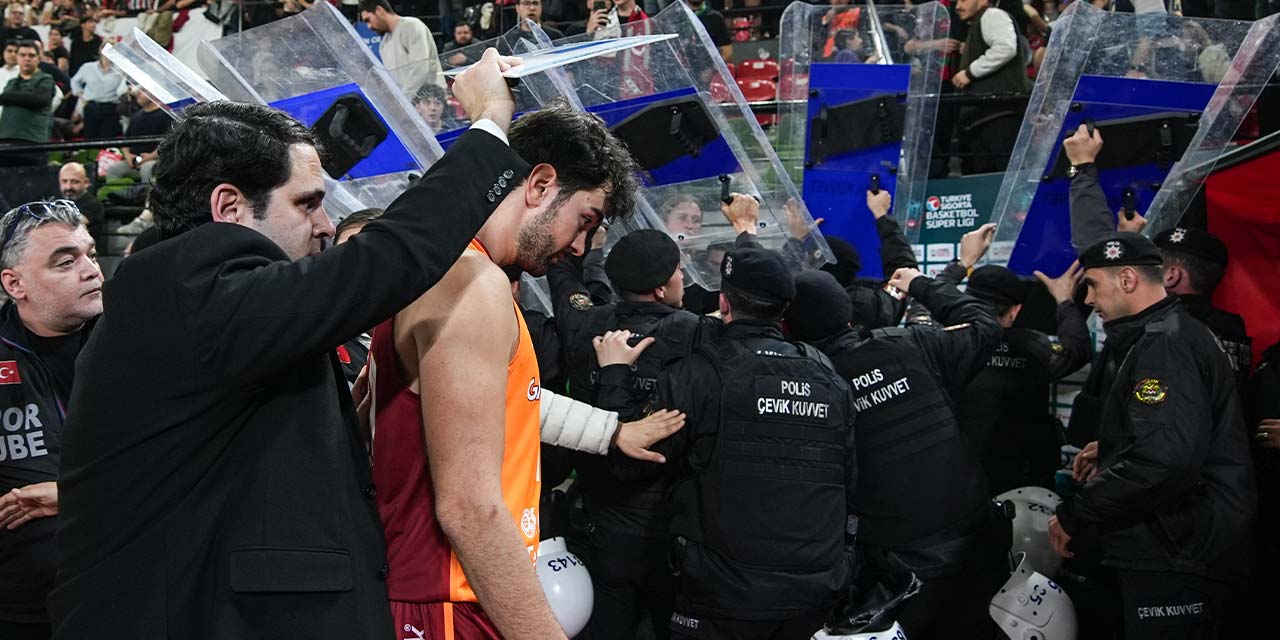 Galatasaray maçında ortalık karıştı: Hakemler soyunma odasına girdi