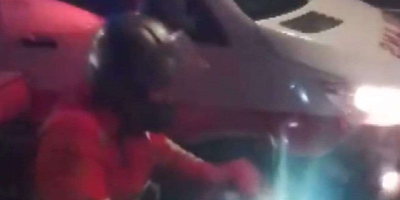 Kuryeyi savrulmaktan ambulans ve metrobüs kurtardı