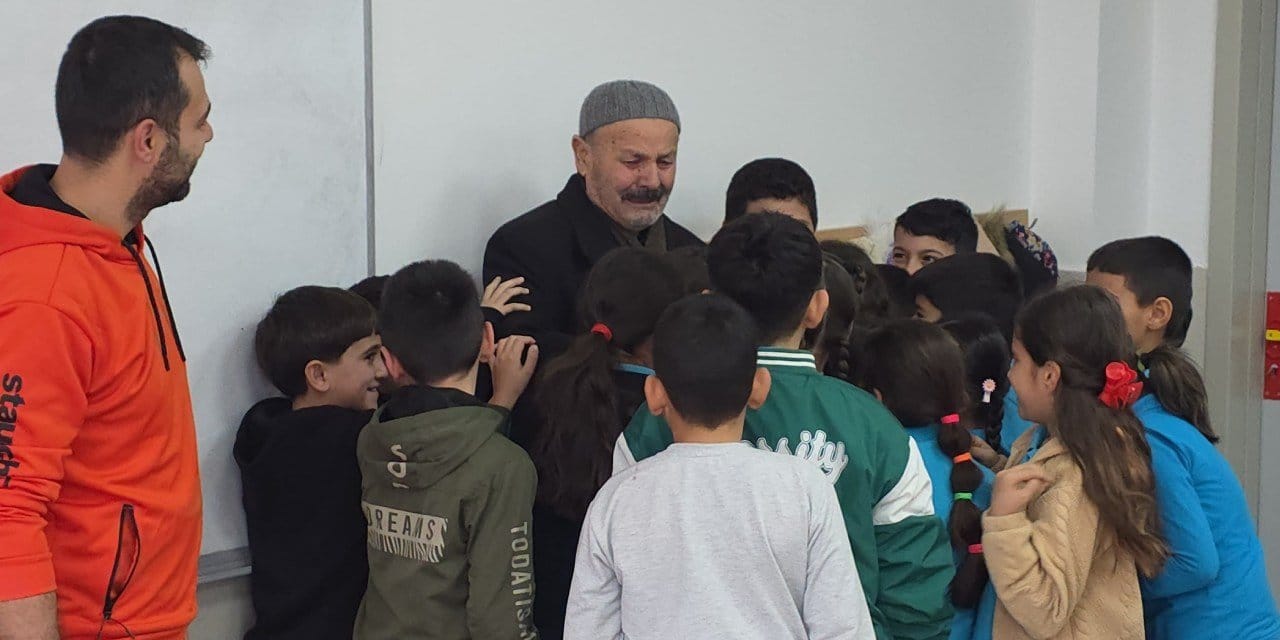 Çocukken eline kalemi vermediler, o şimdi okulun anahtarını verdi