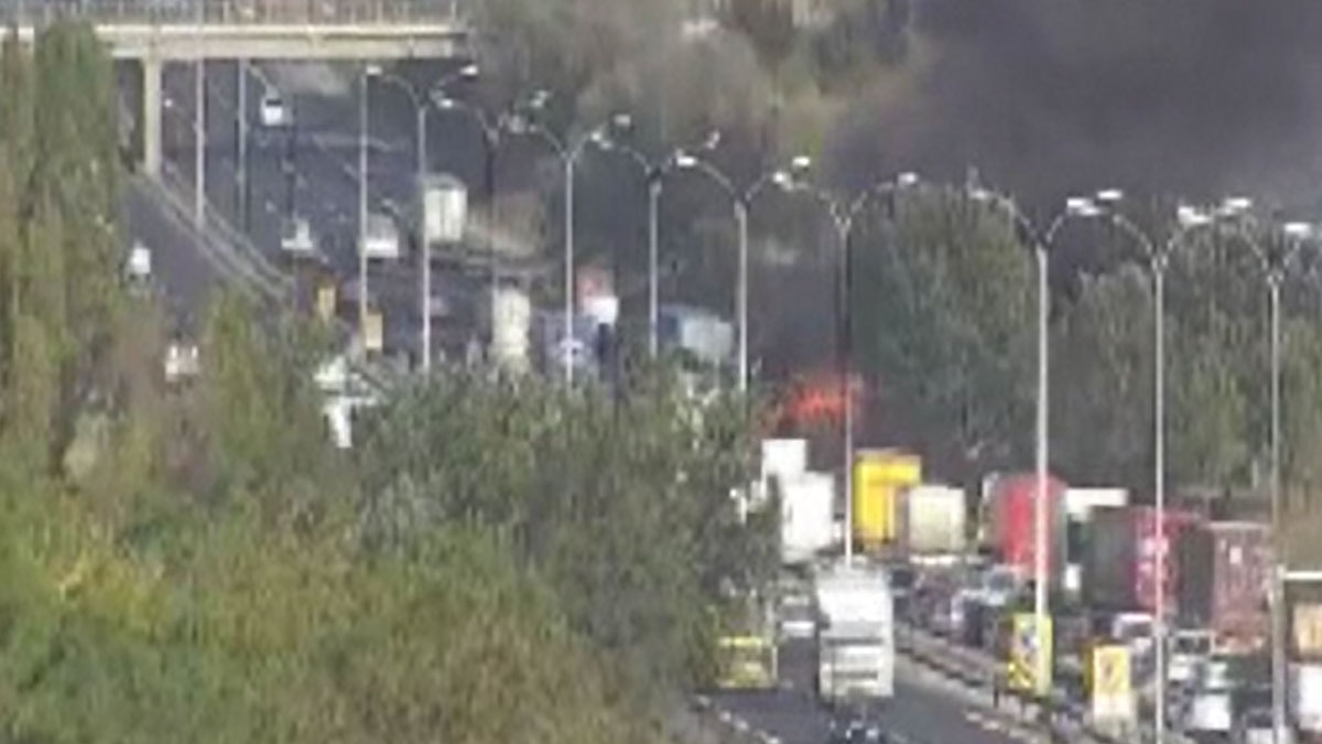 TEM'de araç yangını: Trafik durma noktasına geldi