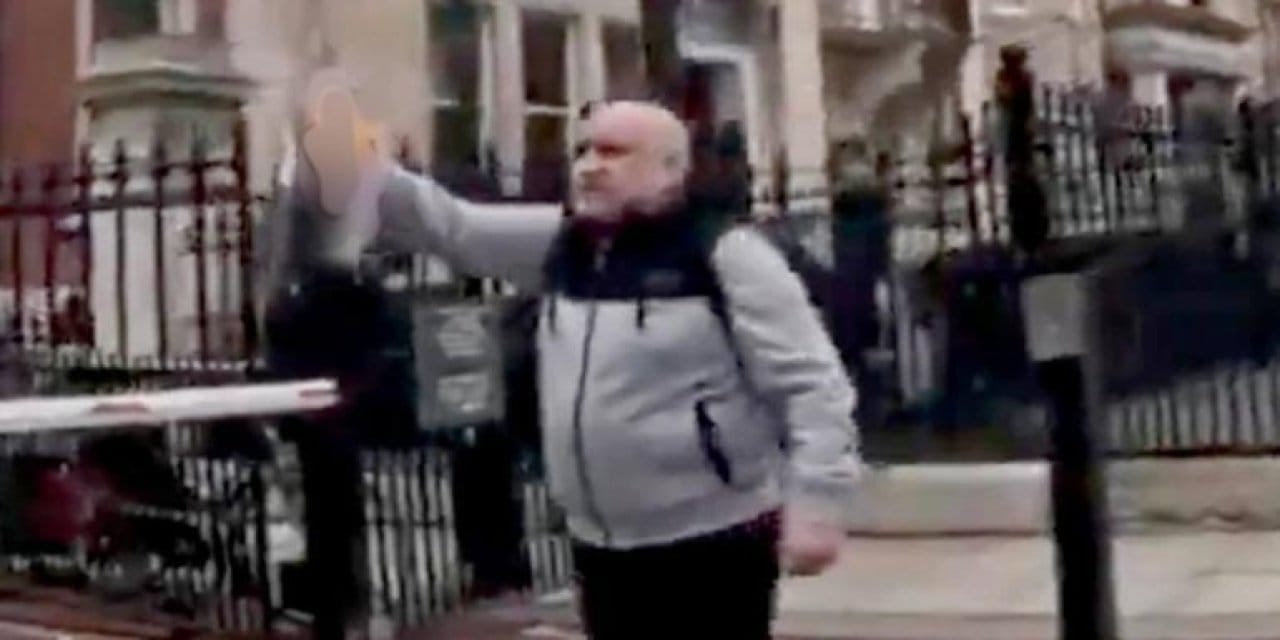 Türk konsolosluğu önünde Kur'an yakan kişiye ABD kalkanı