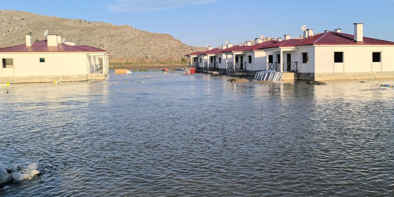3 yıl beklediler 'gölün içine' yerleştirildiler! Depremzede şimdi de selle boğuşuyor