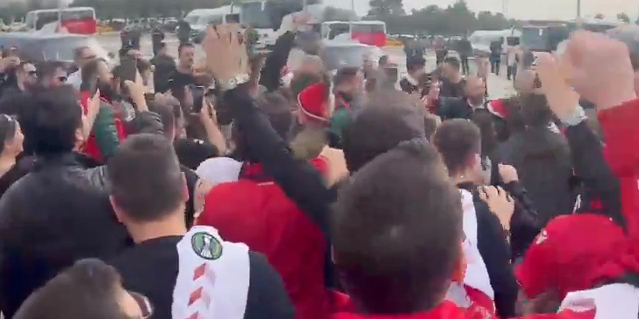 Reis'i güle oynaya gönderdiler