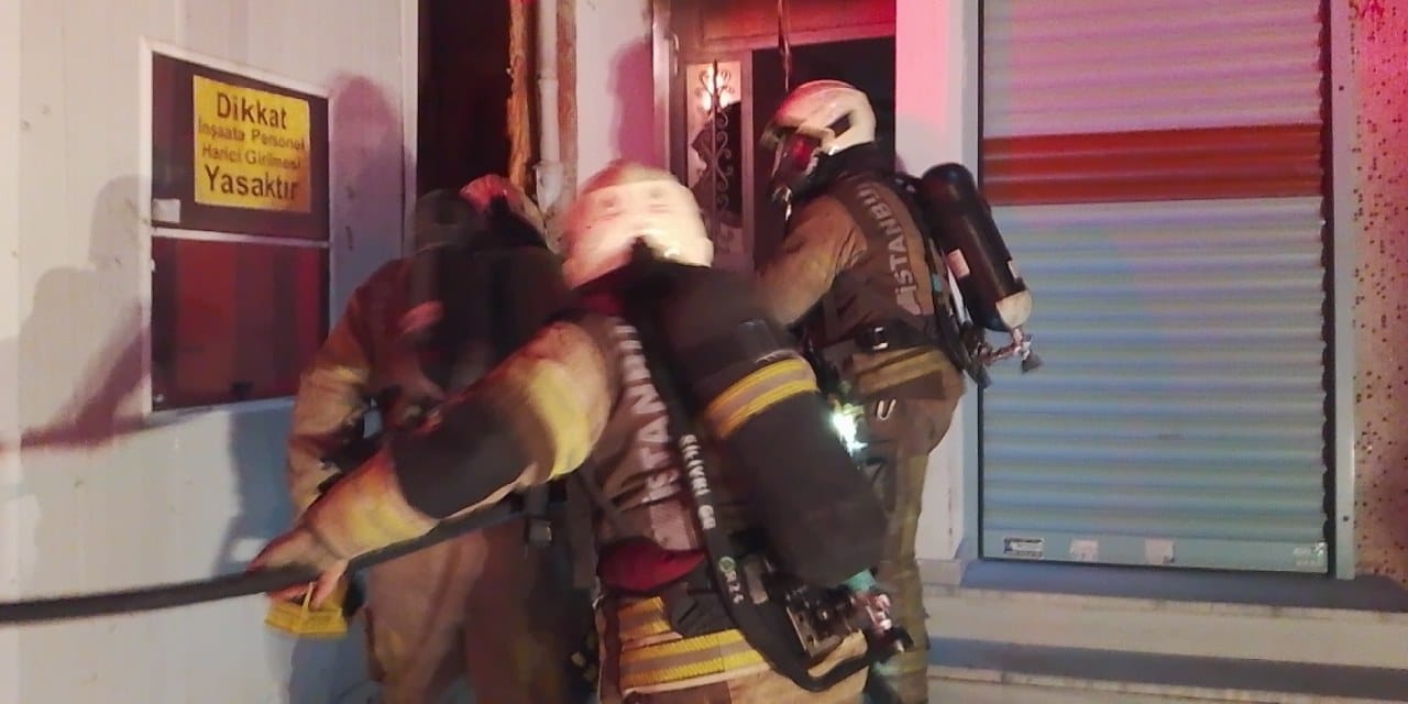 Bina girişindeki elektrik trafosu yandı: Faciadan kıl payı dönüldü