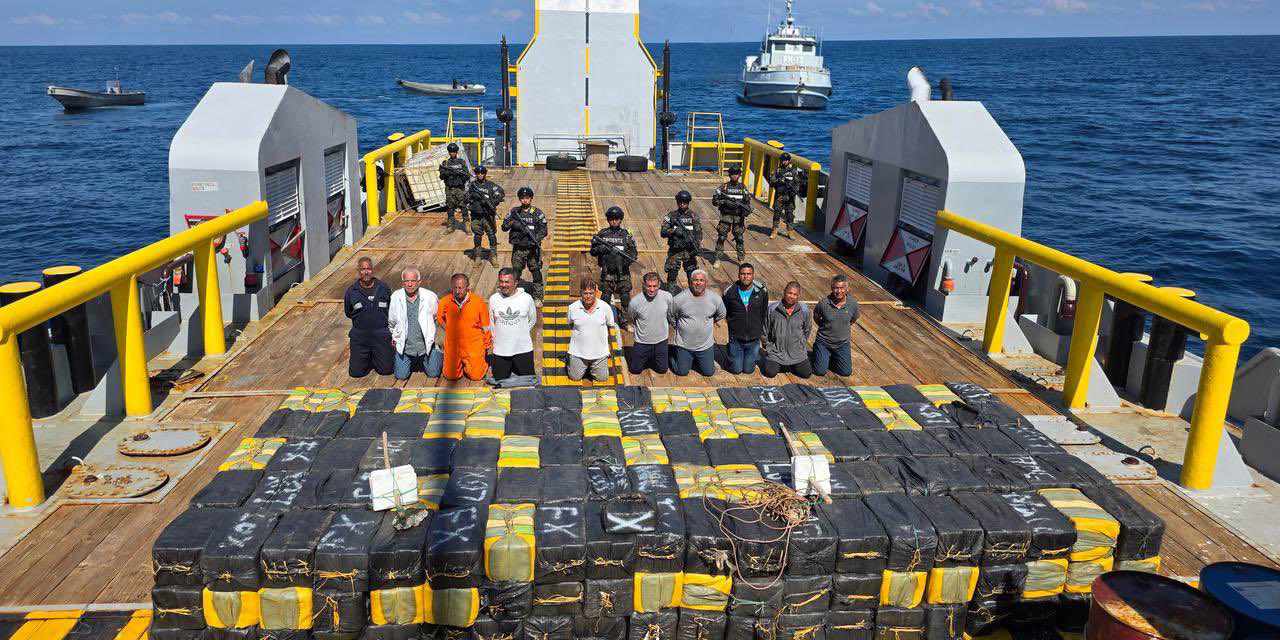 Balast tanklarından dalgıçlar çıkardı: 6.6 ton kokaini paket paket gizlemişler