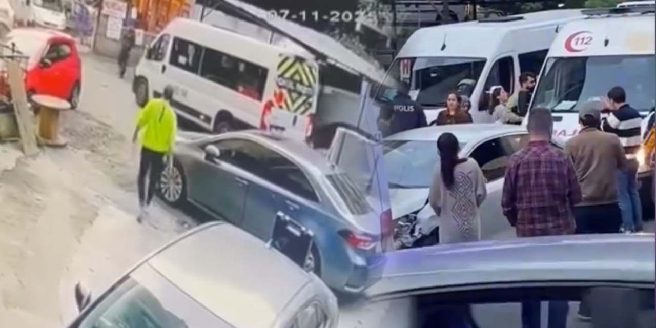 Servis otomobile, otomobil de 4 araç ve yayaya çarptı! Korkunç kazanın görüntüleri ortaya çıktı