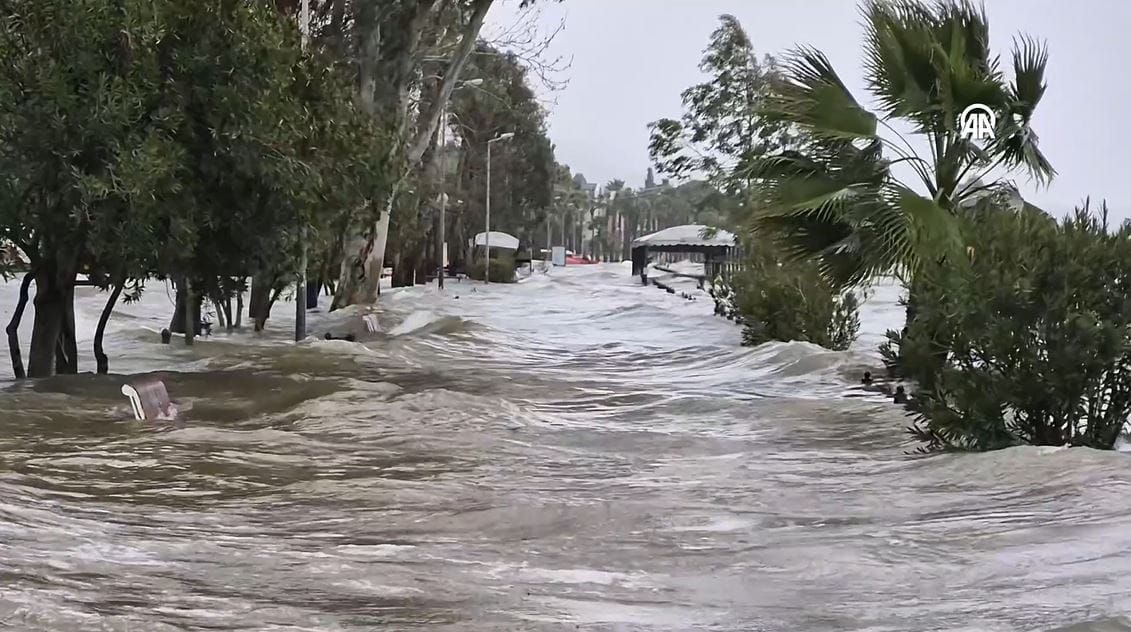 Muğla'da korkulan oldu! Göl taştı
