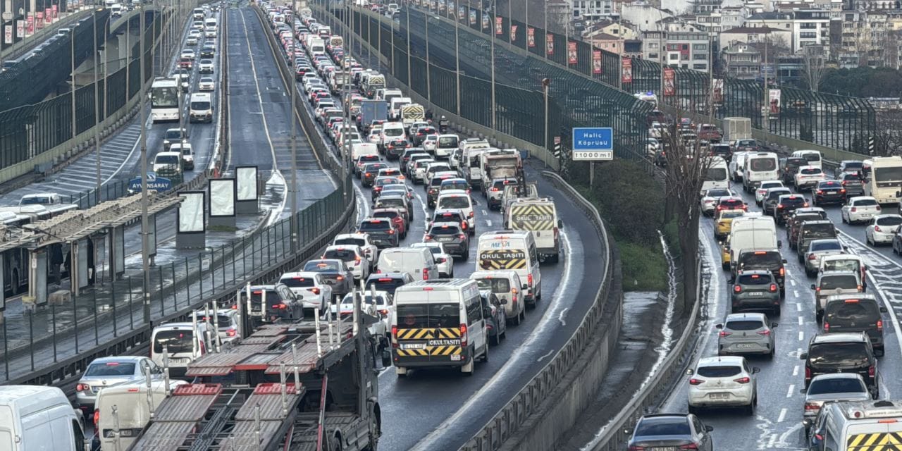 Galatasaray maçı öncesi İstanbul trafiği kilitlendi!
