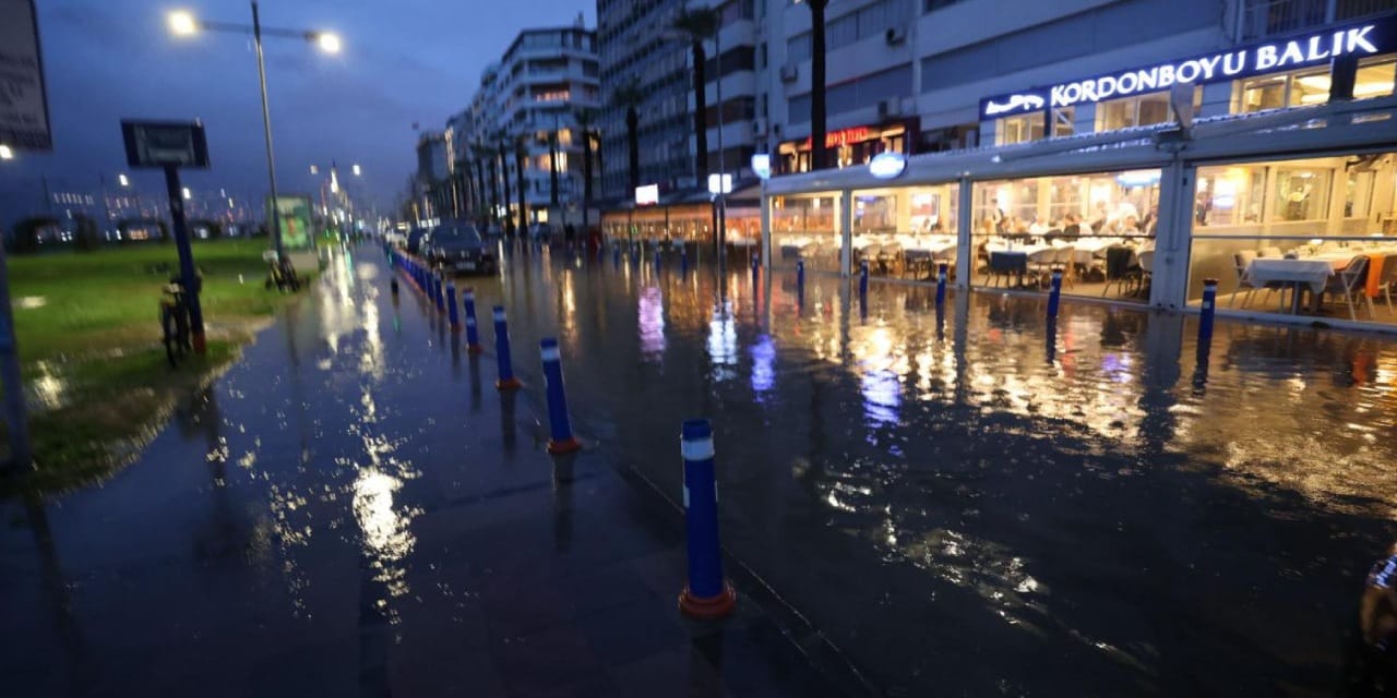 İzmir'i fırtına vurdu! Deniz ile kara birleşti