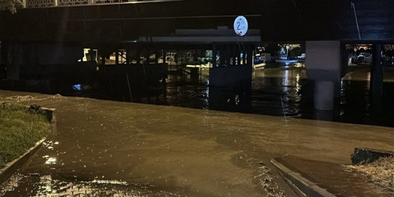 Çanakkale'de sağanak etkili oldu: Çay taştı yollar göle döndü
