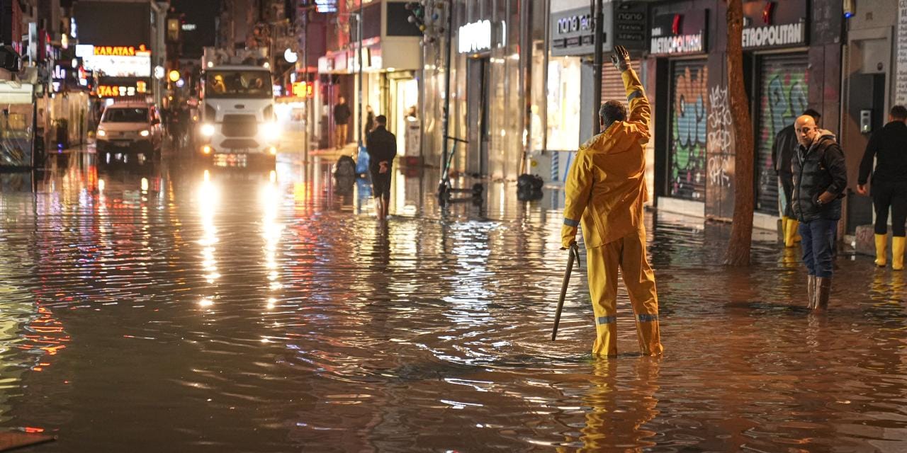 İzmir, Çanakkale ve Aydın'da taşkın alarma geçirdi
