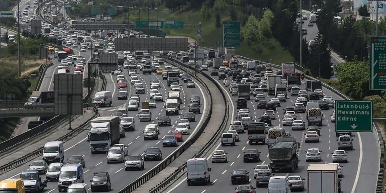 İstanbul'da trafik felç oldu: Yoğunluk yüzde 90!