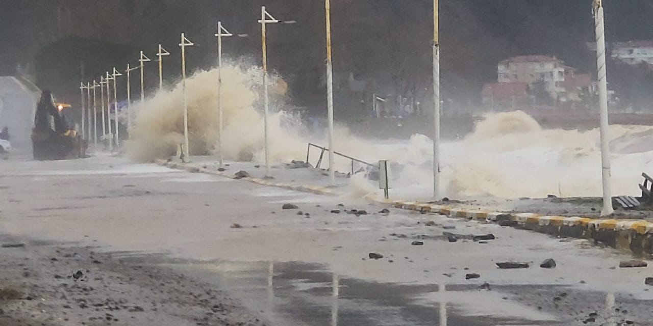 Yalova'da deniz suyu taştı! AFAD ekipleri bölgeye sevk edildi