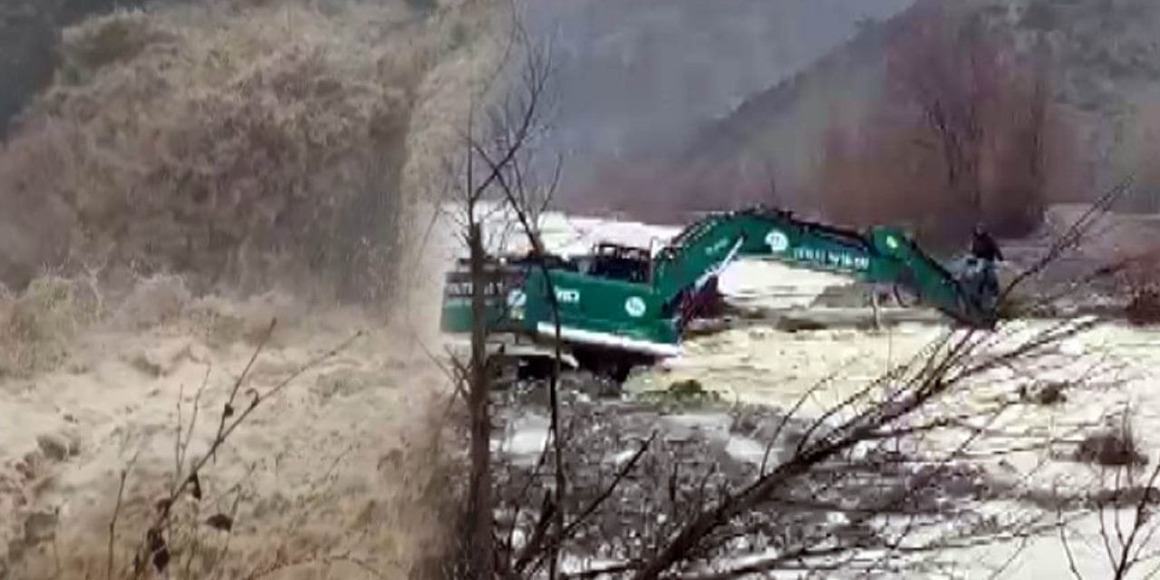 Taşan derede mahsur kaldı! İş makinesiyle kurtarıldı