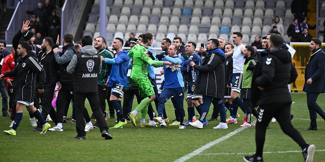 Erzurumspor son anda liderliği alınca sahada kavga çıktı
