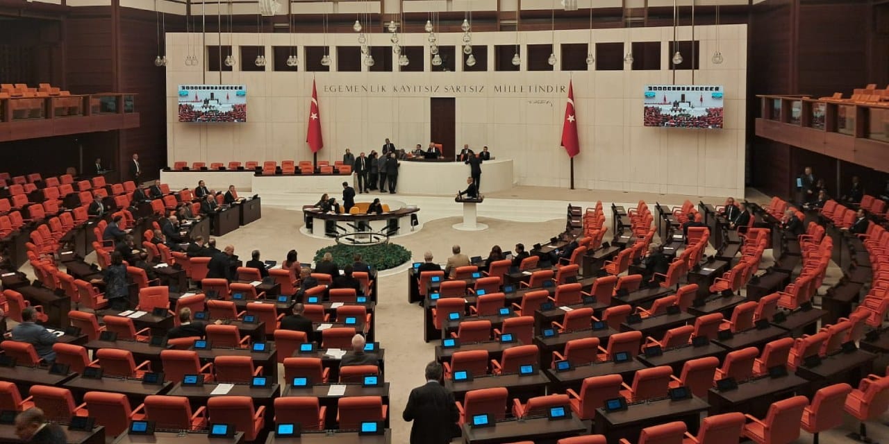 MHP'li Adan'dan AKP'li vekillere sert tepki: Gitmedikleri halde yoklama kağıdı gönderdiler