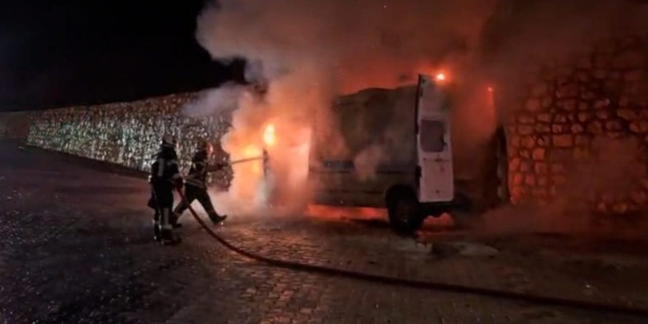 Hasta nakil aracı alev topuna döndü! 81 yaşındaki yatalak hasta kurtarıldı