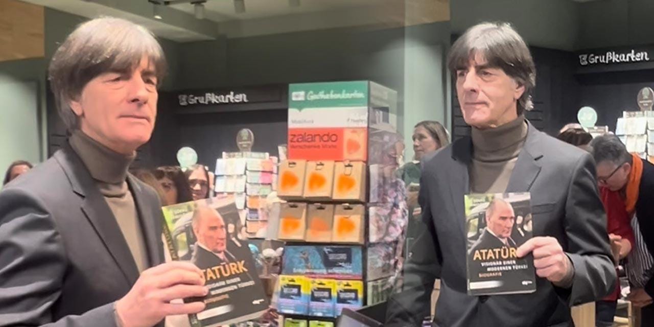 Joachim Löw Atatürk kitabı satın aldı: Göğsünü gere gere herkese gösterdi