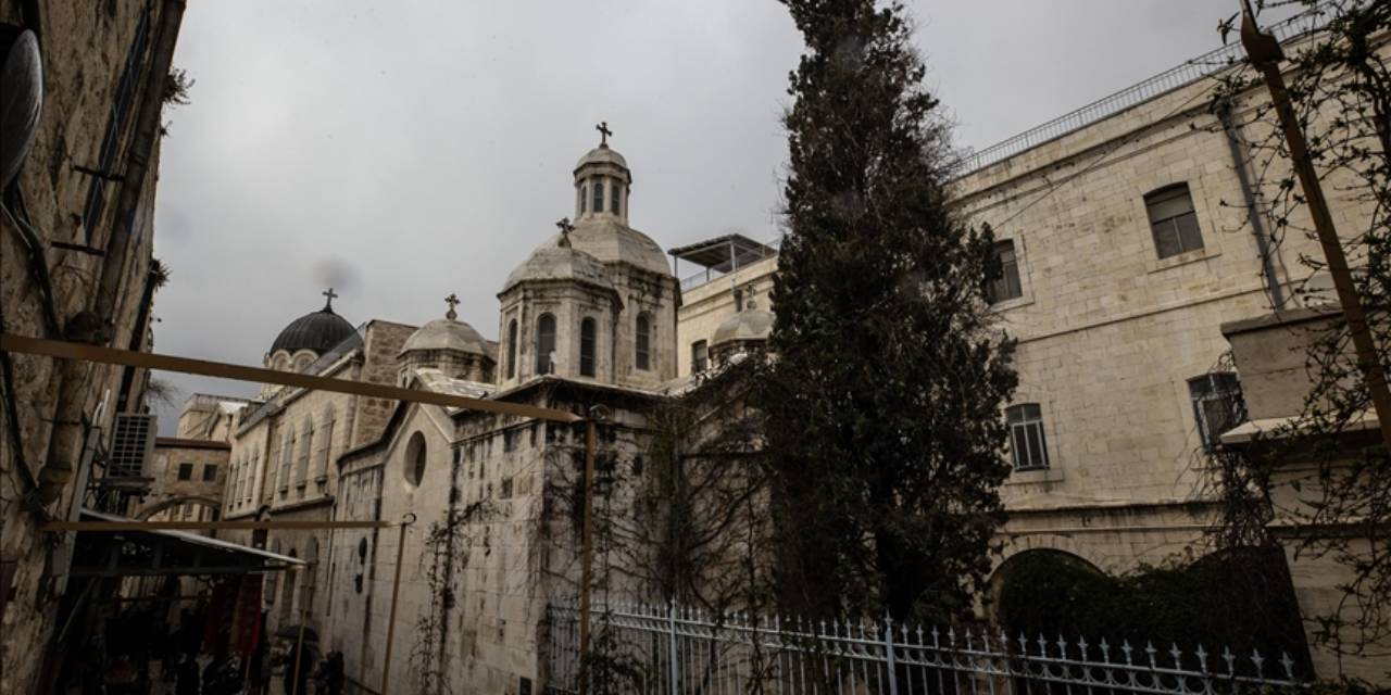 İsrailli fanatiklerden kilise baskını! Duvarlara “intikam” yazdılar