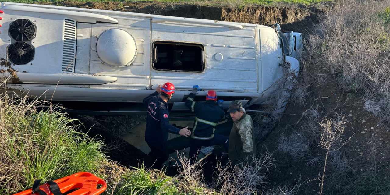 Öğrenci servisi dereye uçtu: 9 yaralı