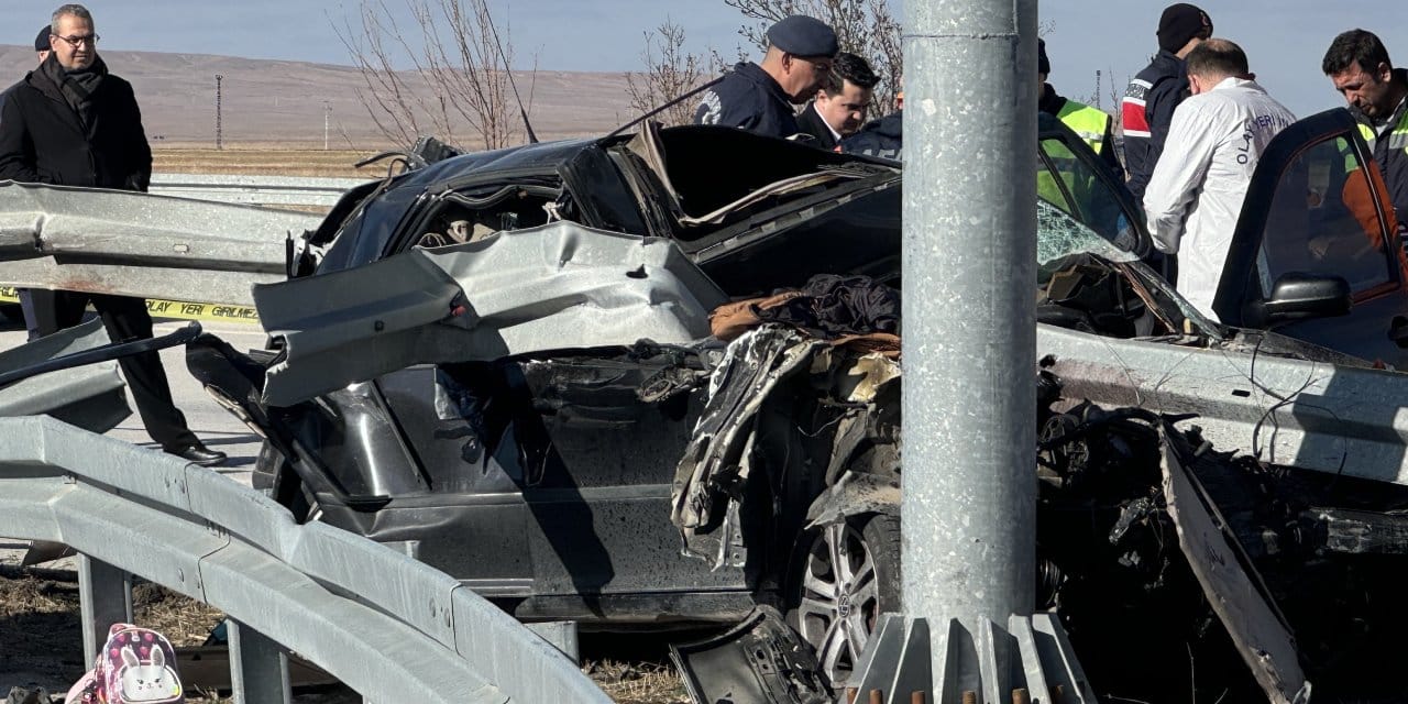 Karaman'da feci kaza: Anne baba hayatını kaybetti çocukları yaralı