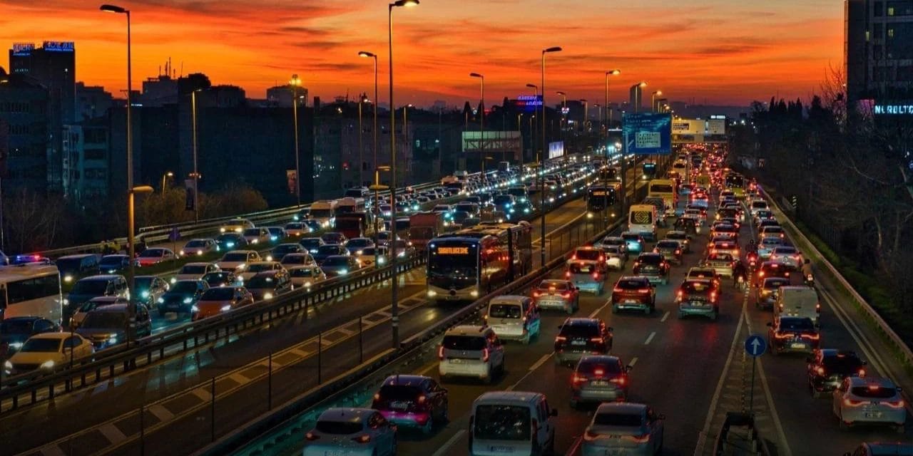 İstanbul'da ilk iftar öncesi trafik yoğunluğu yüzde 85'e çıktı
