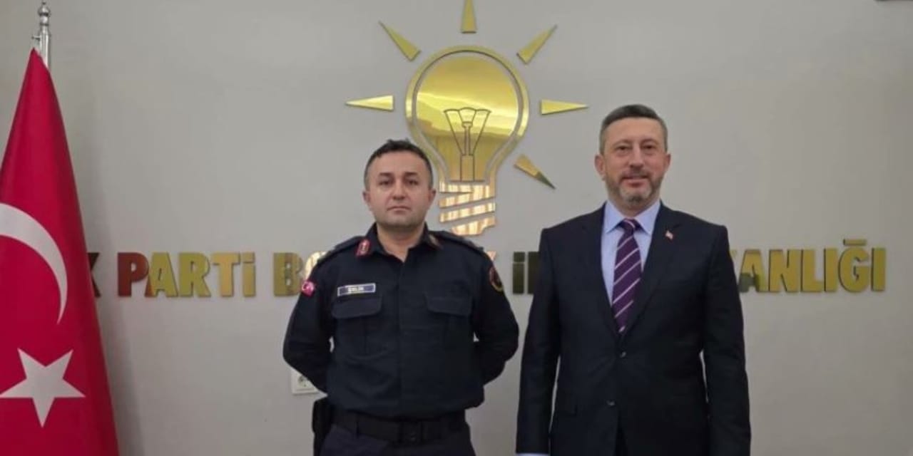 Skandalı Uğur Dündar duyurdu: Jandarma Komutanı AKP İlçe Başkanlığı'nda parti amblemi önünde poz verdi