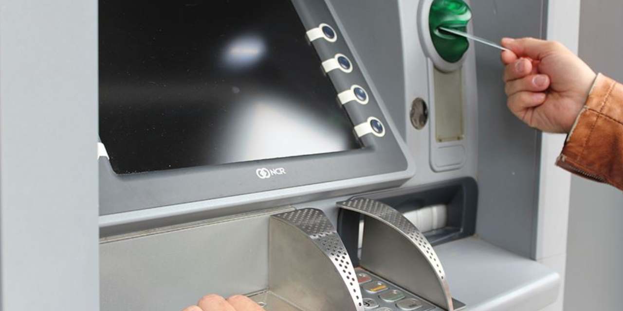 Para çekemeyince gitti: Balyozla geri dönüp ATM'yi parçaladı