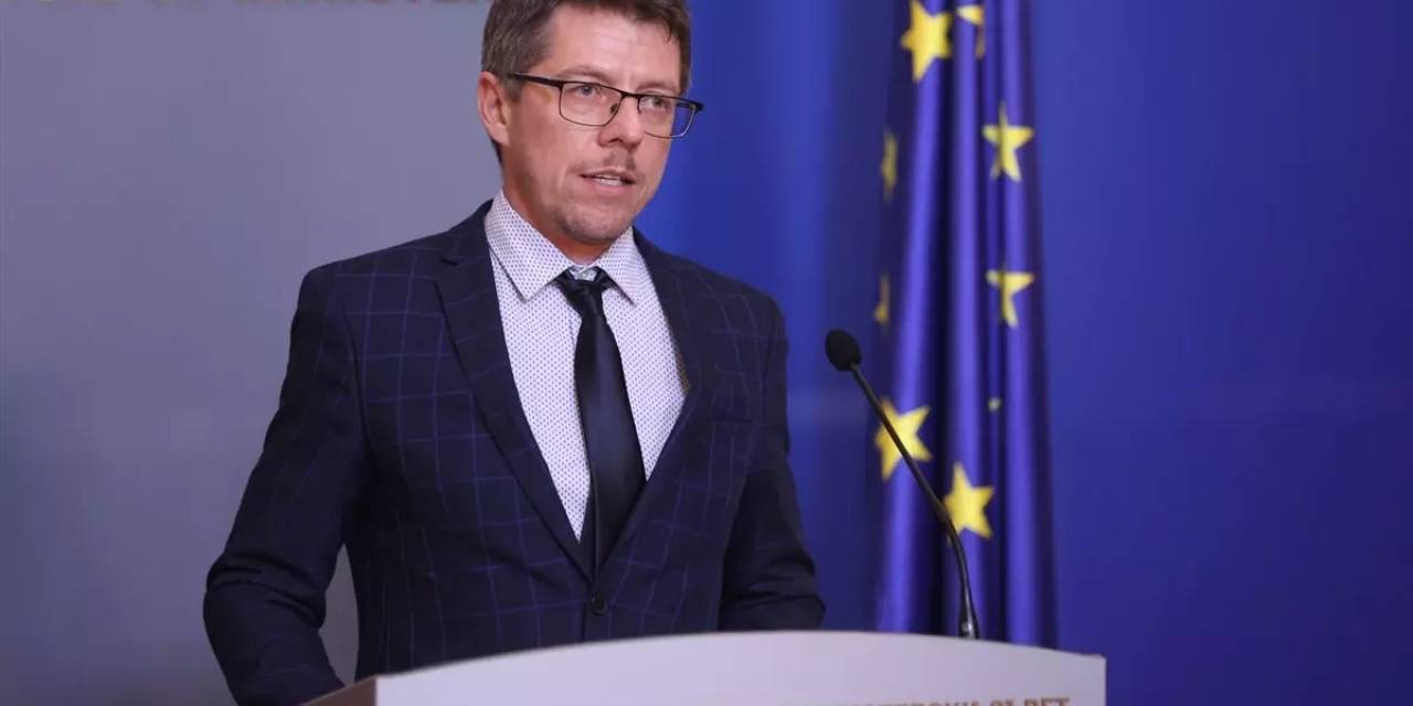 Başbakan yardımcısının sicili ifşa olunca koltuğunda bir gün oturabildi