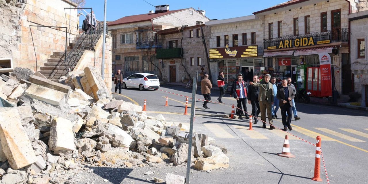 3 buçuk asırlık caminin istinat duvarı yerle bir oldu