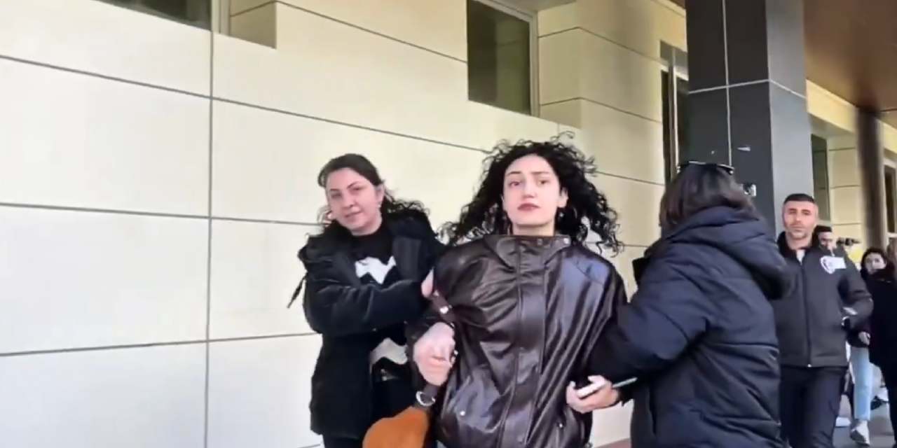 Marmara Üniversitesi'nde TRT'nin belgesini protesto eden 2 kişi gözaltına alındı