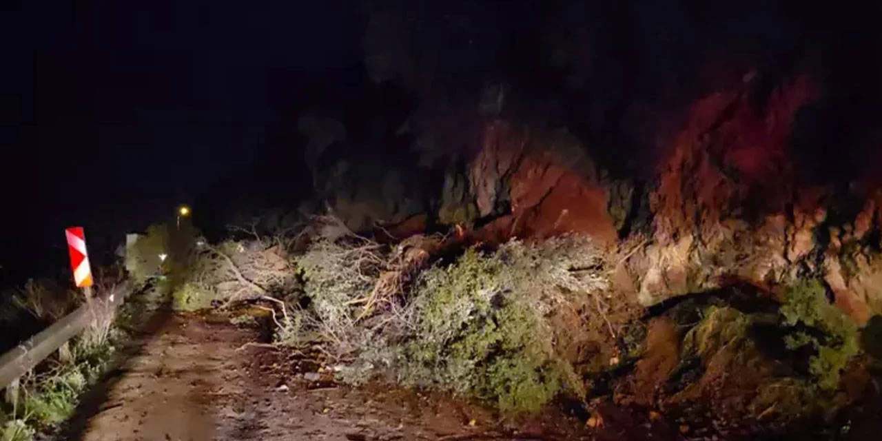 Bursa'da heyelan! Yol ulaşıma kapandı