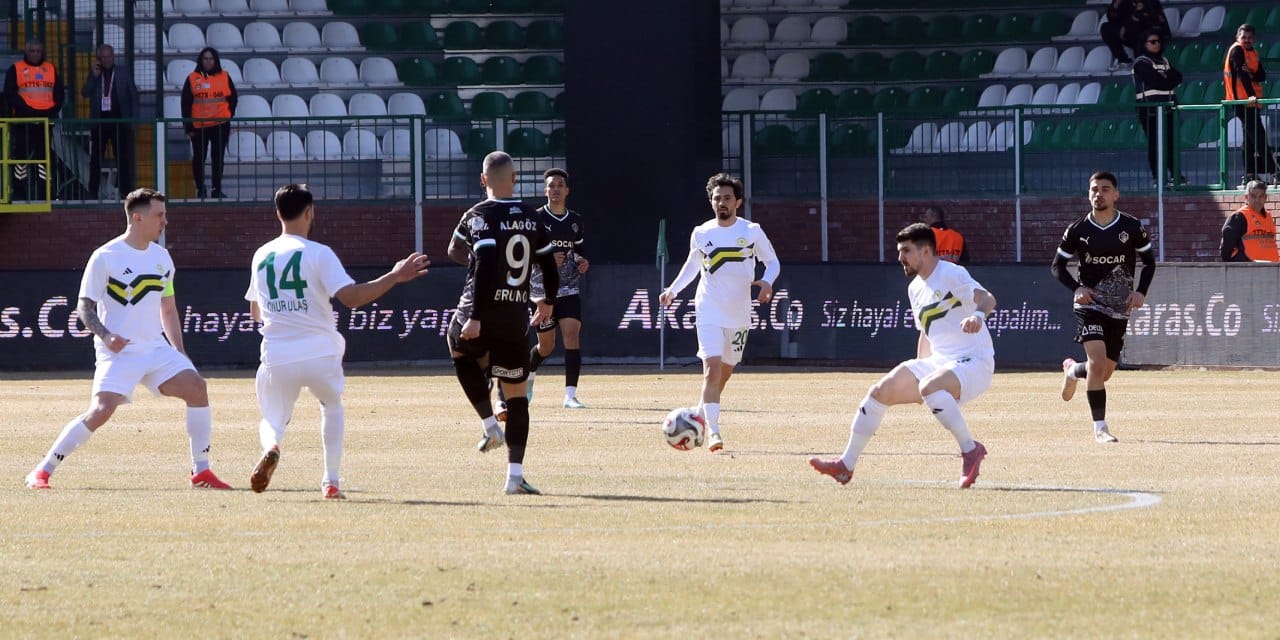 3 atıp Erzurumspor'u liderlik koltuğundan etti: Amedspor'a da fark attı