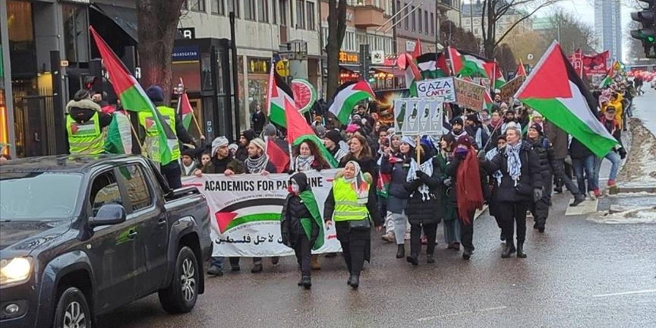 İsveç'te yüzlerce kişi soğuğa rağmen Filistin için sokaklara döküldü