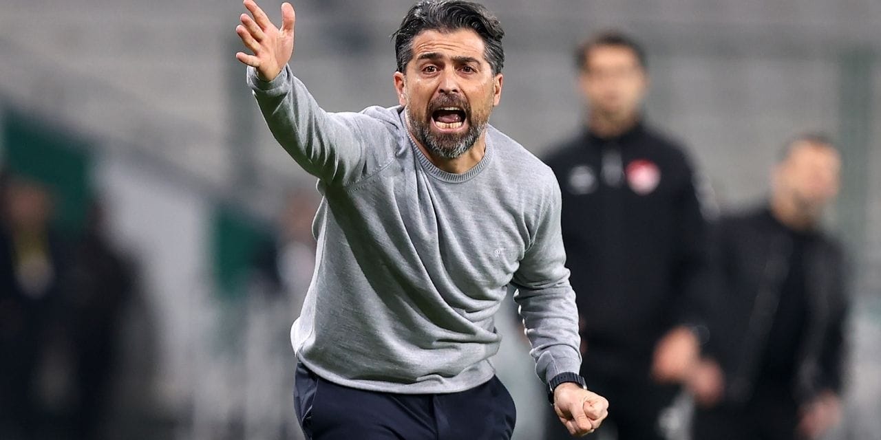 "Bazı çiçekler bazı topraklarda yetişmiyor" diyerek giden Çağdaş Atan'dan sonra İlhan Palut yetişti