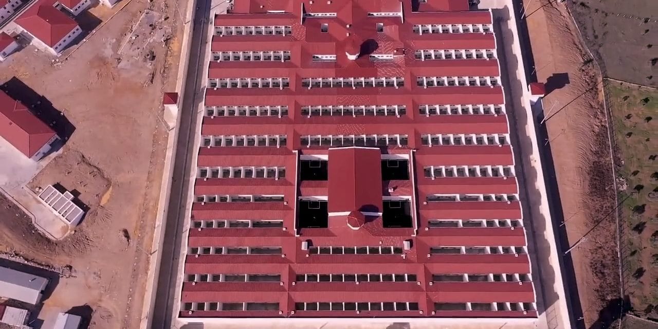 Kuyu tipini incelemeye geldiler, sınır dışı edildiler