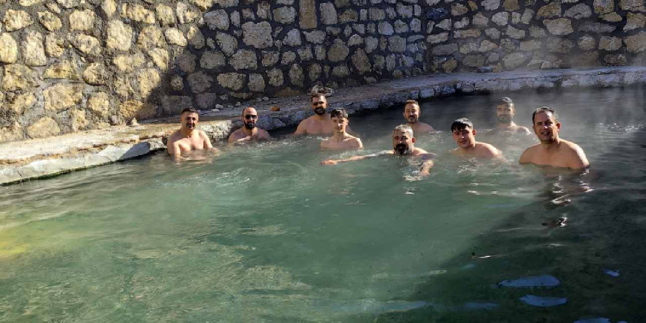 Gürpınar’a 80 kilometre uzaklıkta: Kışın ortasında 50 derece sıcaklıktaki kaplıcada yüzdüler