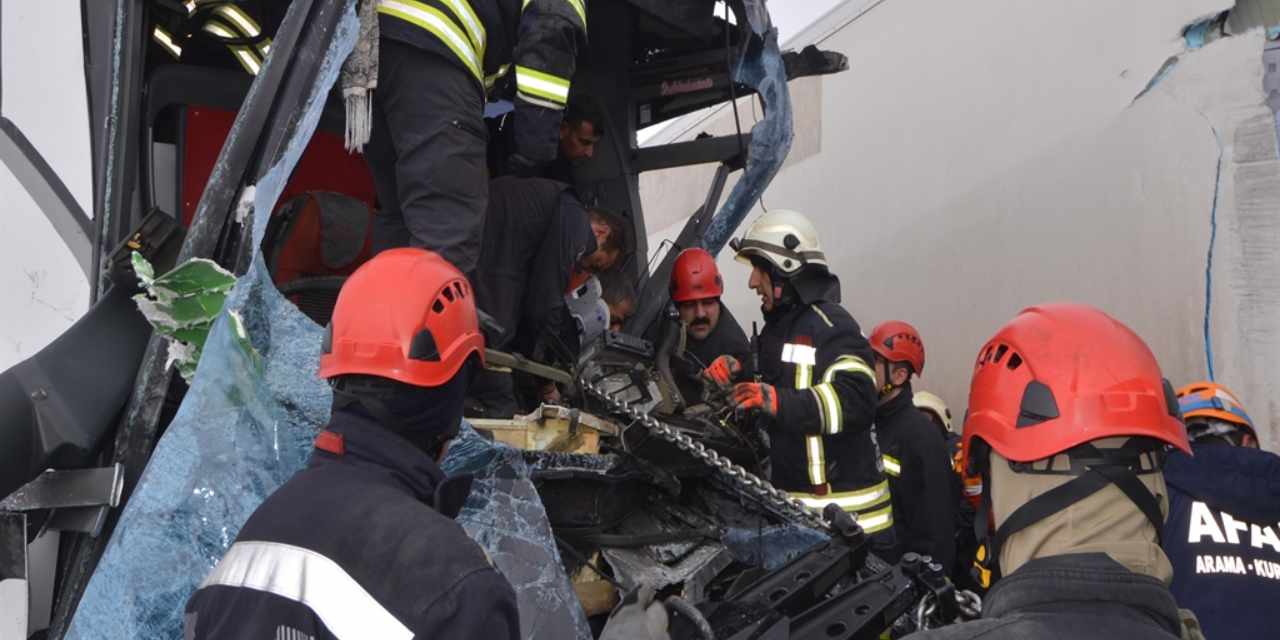 Erzurum'da yolcu otobüsü ters dönen tıra çaptı! 20 yaralı