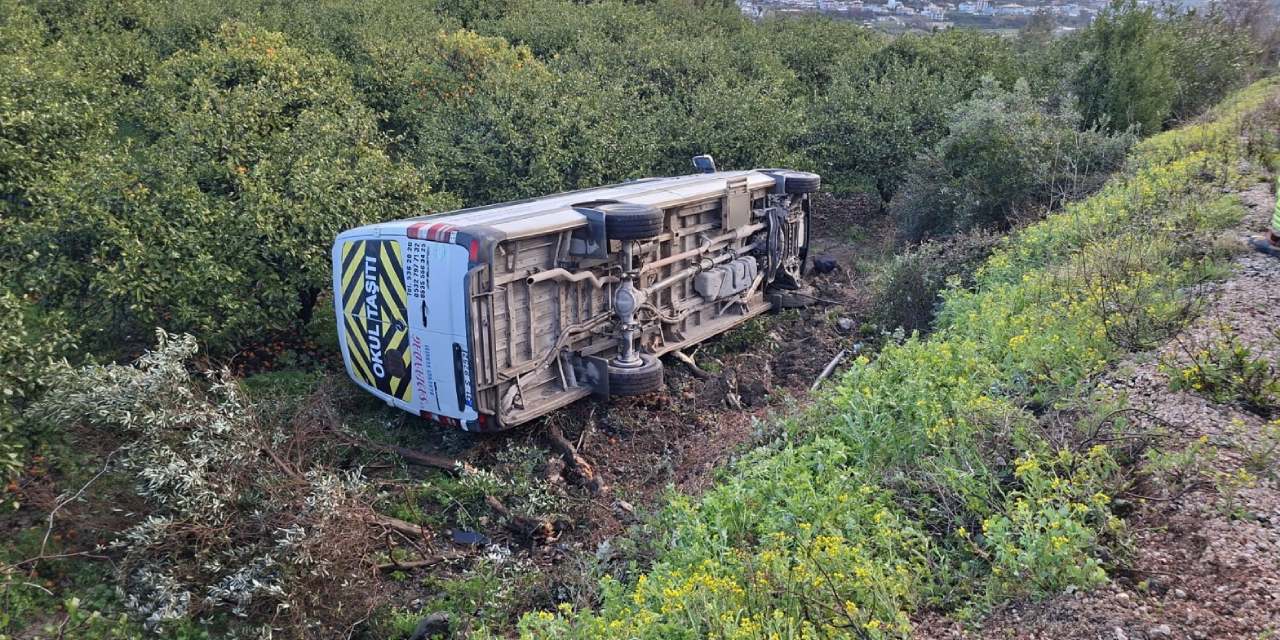 Hatay'da seyir halindeki öğrenci servisi devrildi: Yaralılar var!