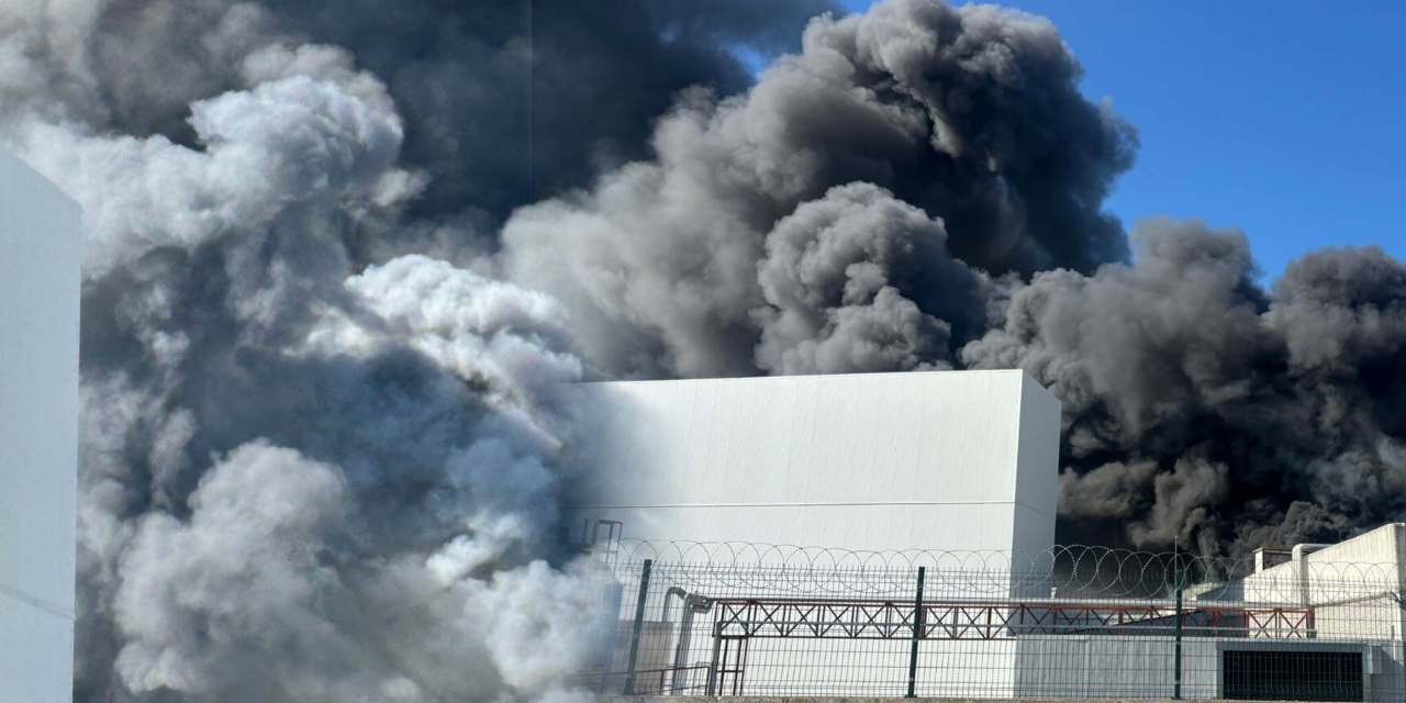 Oyuncak fabrikasında yangın: Gökyüzü simsiyah oldu